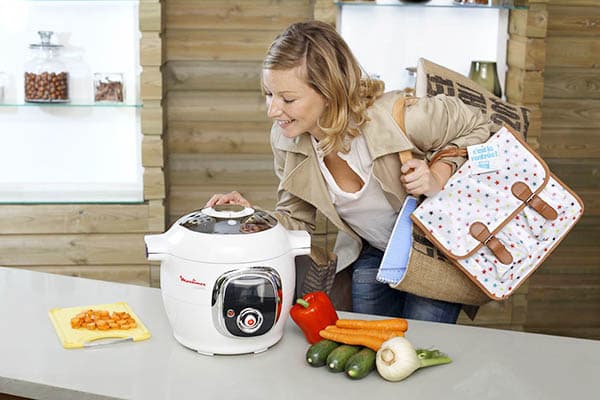 Fille utilisant une mijoteuse