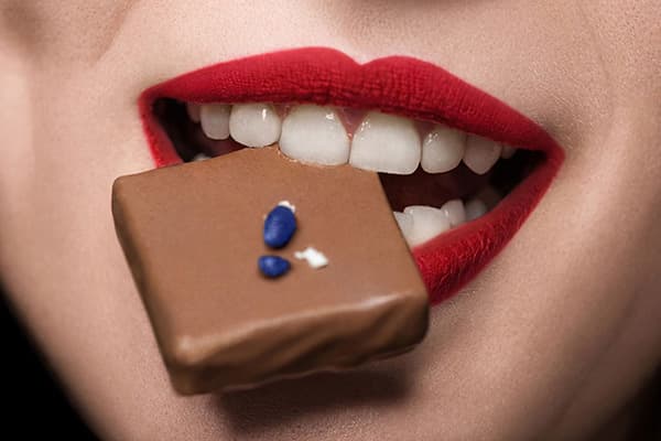 Fille mangeant du chocolat