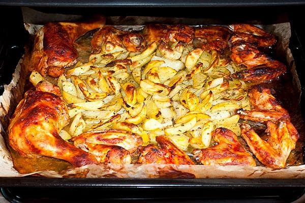 Plateau de poulet au four et pommes de terre