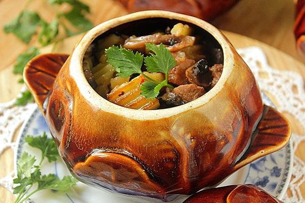 Rôti dans un pot en argile