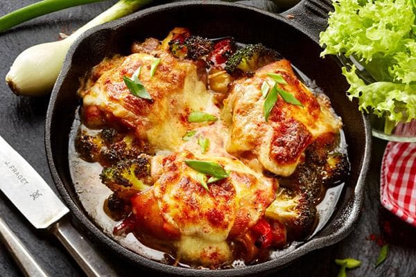 Poêle à frire en fonte avec viande au four