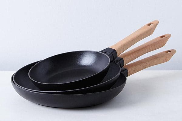 Poêles à frire avec manches en bois