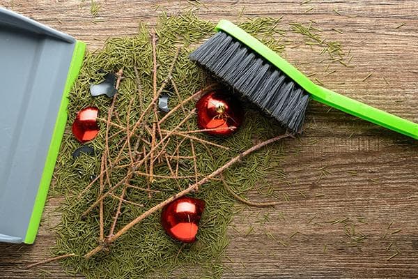 Nettoyer les aiguilles de pin et les décorations de sapin de Noël cassées