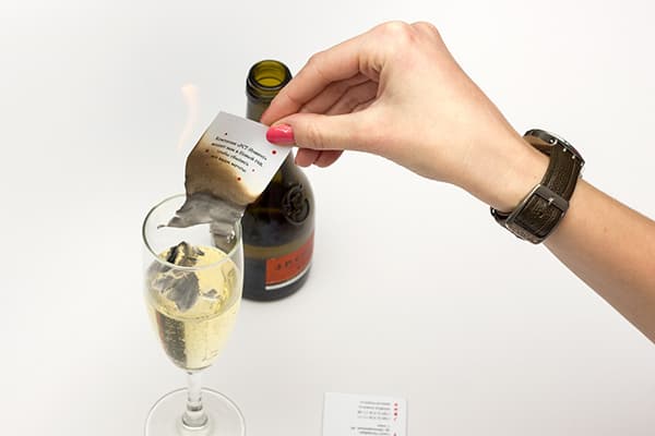 Brûler un morceau de papier avec un souhait pour la nouvelle année