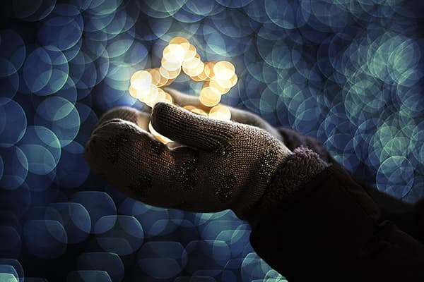 Étoile brillante dans les mains