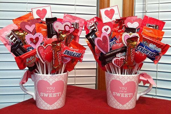Bouquet de bonbons dans une tasse