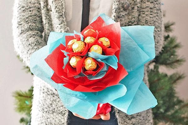 Bouquet de fleurs avec des bonbons