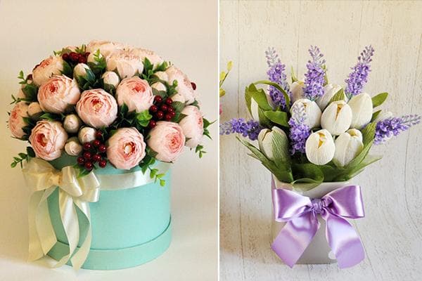 Bouquets de fleurs et de bonbons dans une boîte