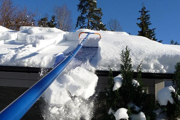 Nettoyer le toit de la neige du sol