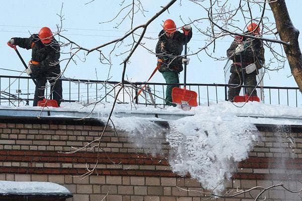 Déneiger les toits plats