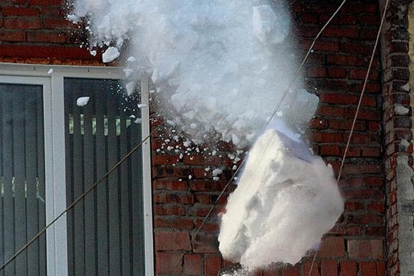 Un bloc de neige tombe du toit