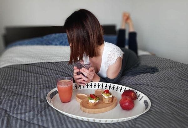 Fille dans une chambre confortable