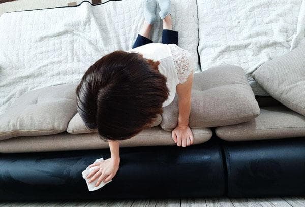 Femme essuyant la poussière