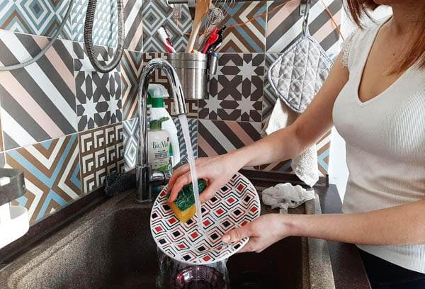 Fille faisant la vaisselle