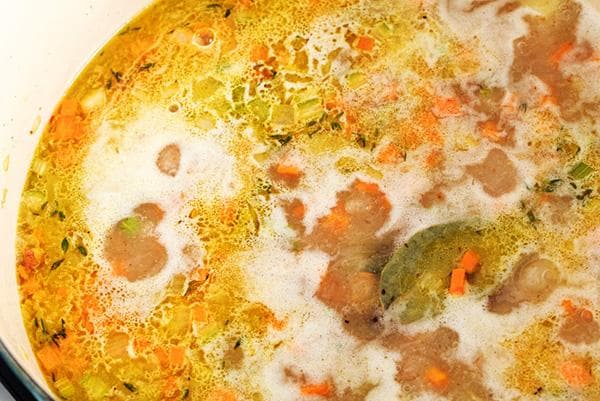 Feuille de laurier dans une soupe de légumes