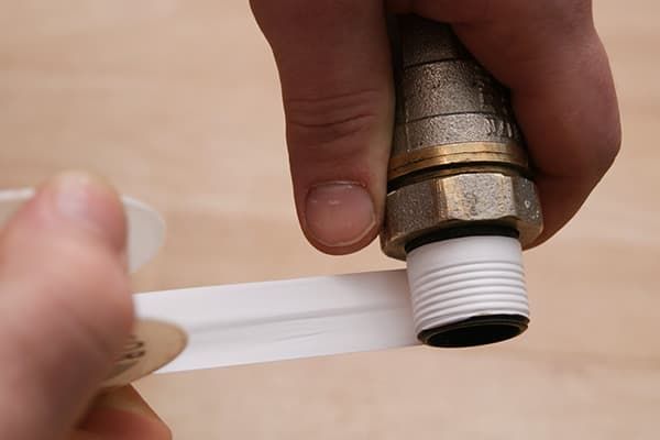 Enrouler du ruban FUM sur un fil