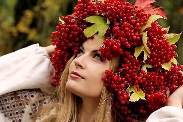 Fille dans une couronne de baies et de feuilles de viorne