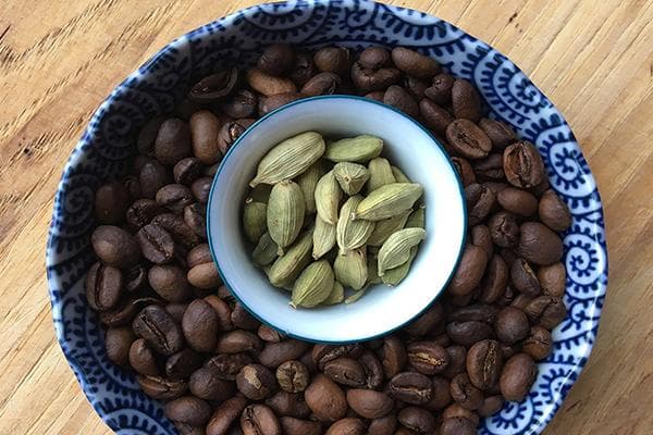 Grains de café et cardamome