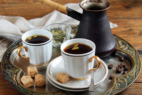 Café à la cardamome entière