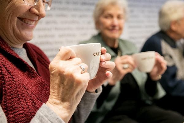 Les retraités boivent du café