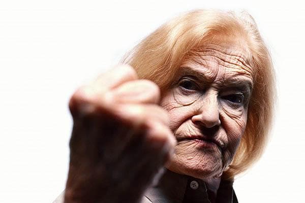 La vieille dame menace