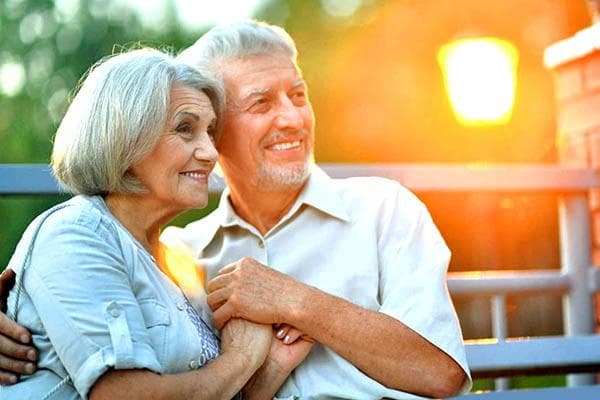 Couple de personnes âgées souriant