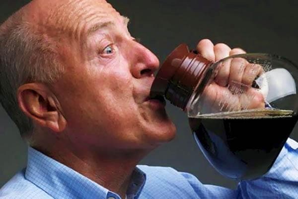 Homme buvant du café dans une cafetière