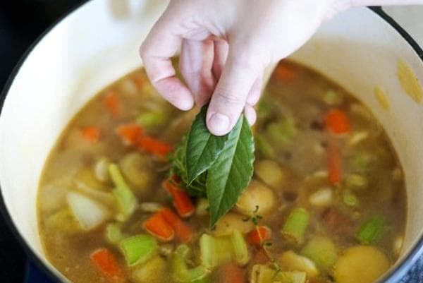 Ajouter des feuilles de laurier à la soupe