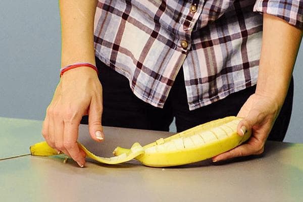 Femme épluchant une banane