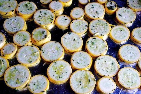 Cuisson des courgettes aux herbes aromatiques