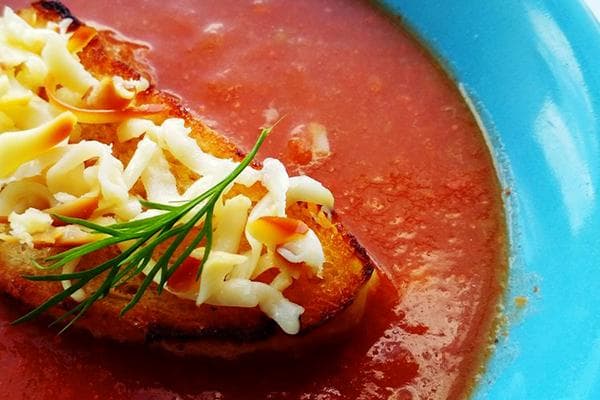 Soupe de tomates aux épices et croûtons