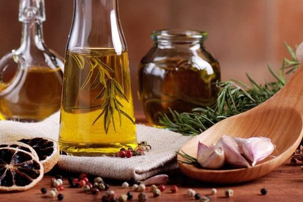 Huile végétale aromatisée avec un brin de romarin