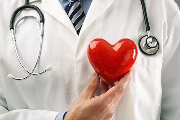 Docteur tenant une figurine de coeur