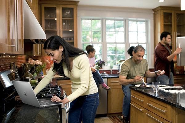 Grande famille en cuisine