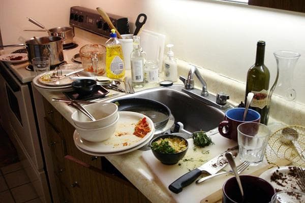 Vaisselle sale dans la cuisine