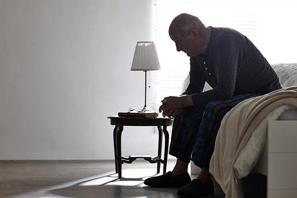 Un homme âgé est triste à la maison