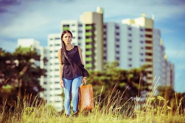 La jeune fille quitte sa ville natale