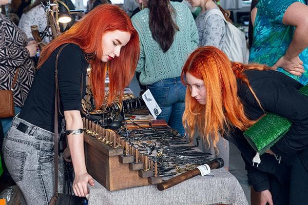 Filles lors d'une foire à thème