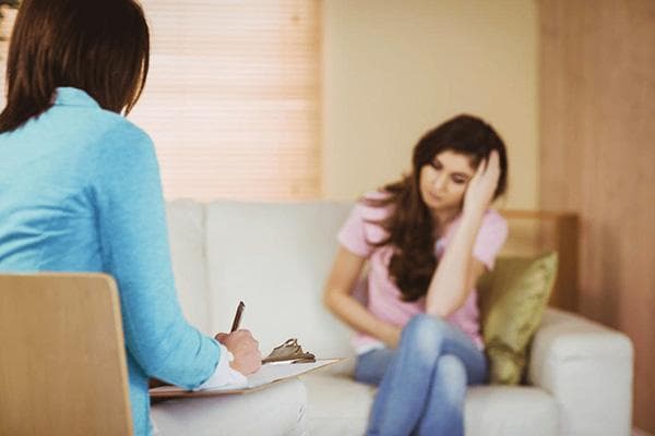 Femme à un rendez-vous avec un psychologue