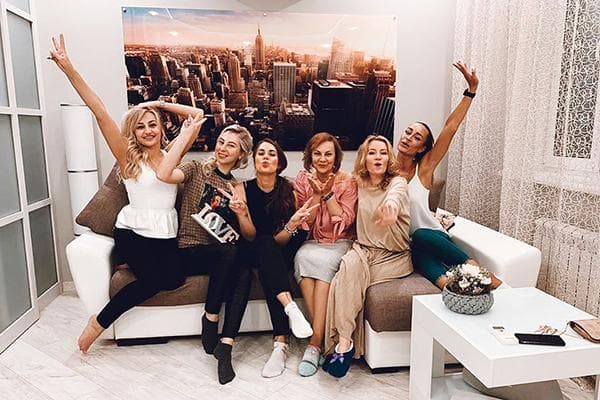 Les filles célèbrent la pendaison de crémaillère