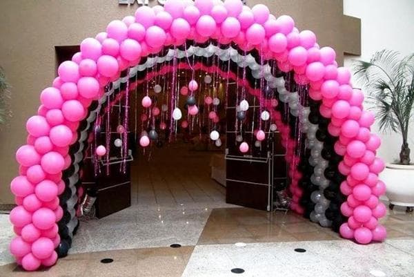 Arche de ballons à l'entrée du magasin