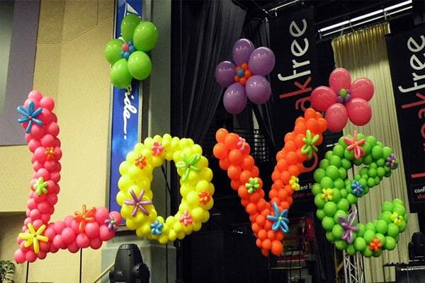 Mot amour fait à partir de ballons