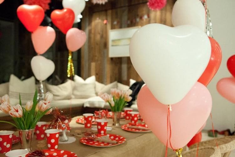 Déco avec des ballons en forme de coeur pour le 14 février
