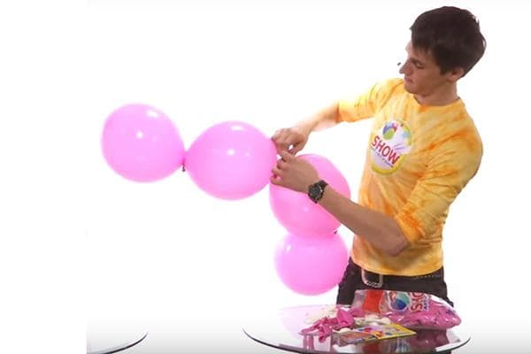 Un homme fait une chaîne de lincoluns