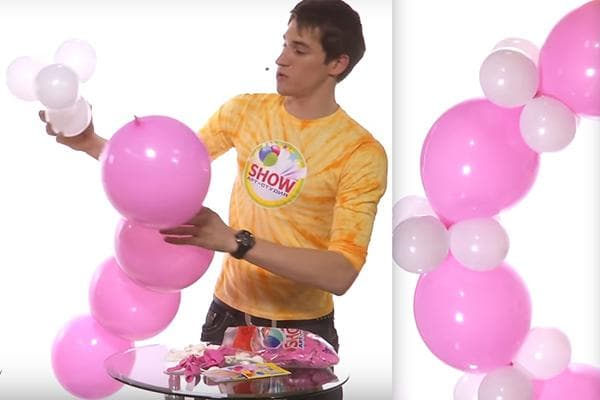 Un homme fabrique une arche avec des ballons