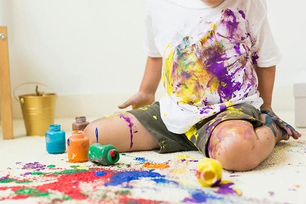 Un enfant a renversé des peintures acryliques