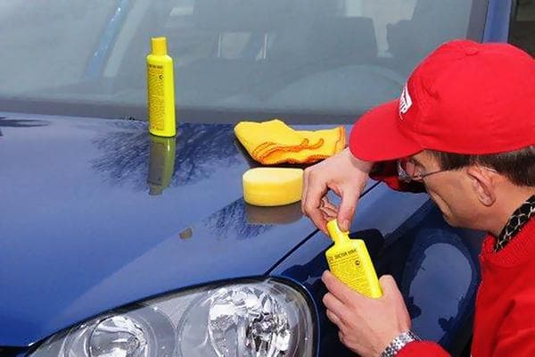 Enlever les taches acryliques sur un capot de voiture