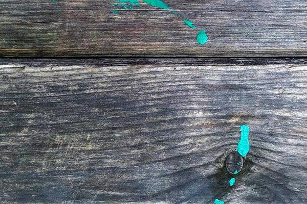 Taches de peinture sur parquet