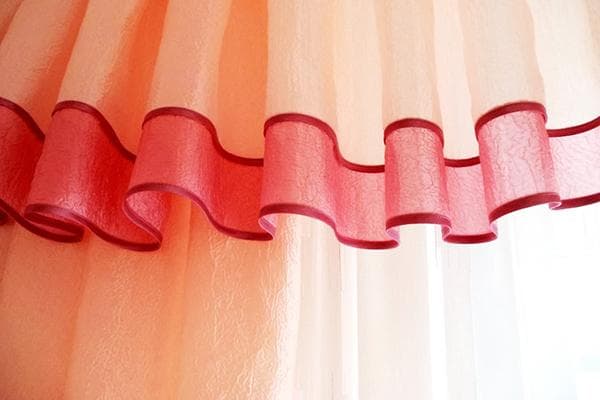 Bordure du lambrequin avec du biais