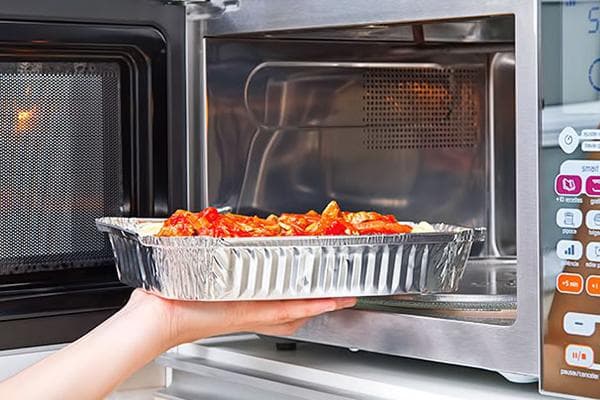 Le récipient en aluminium est placé au micro-ondes